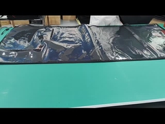 Υφασμάτινη ζώνη θεραπείας με κόκκινο φως LED κοντά σε συσκευή υπέρυθρου φωτός για ανακούφιση από τον πόνο των μυών